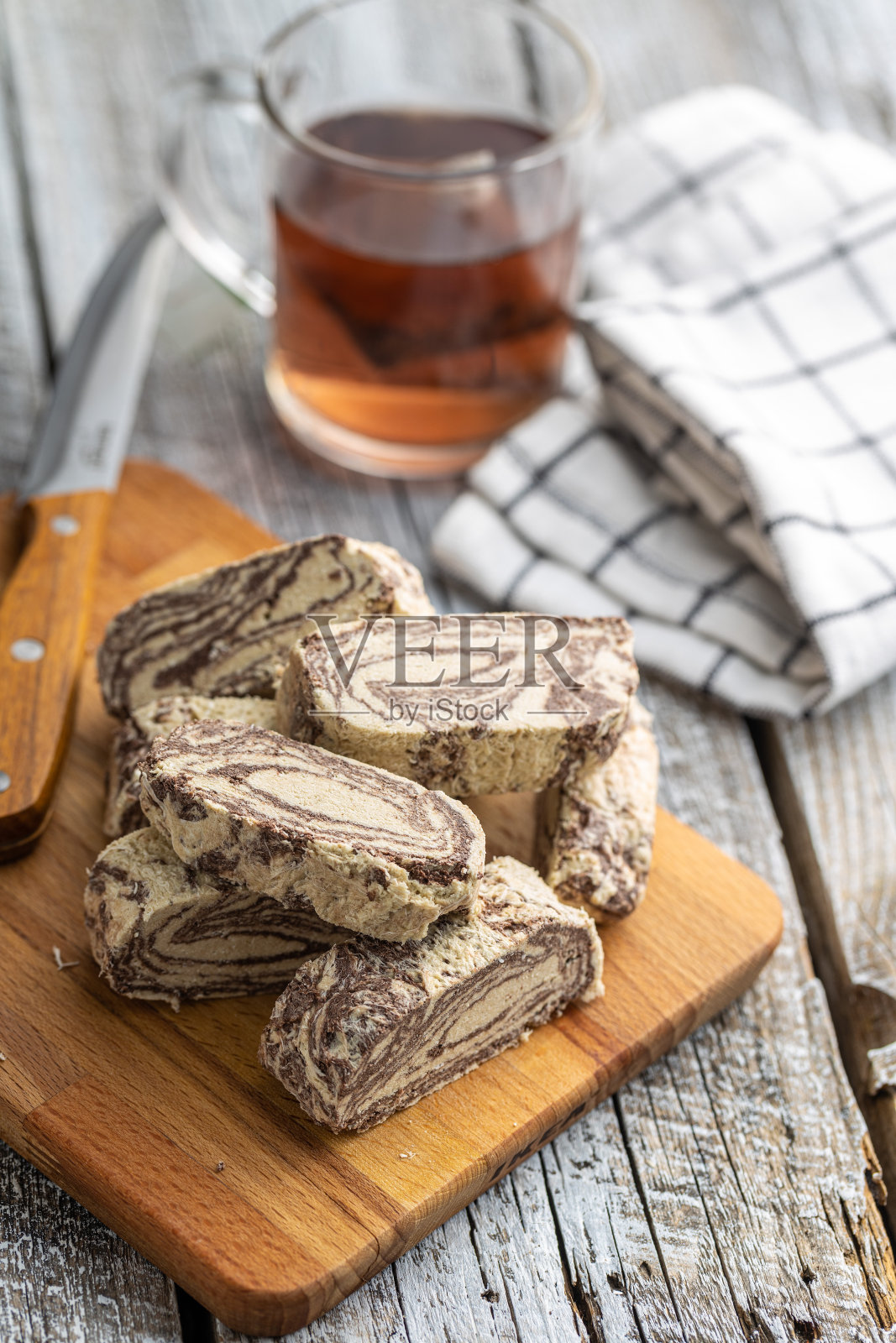 甜芝麻酱，可可味。土耳其甜点照片摄影图片