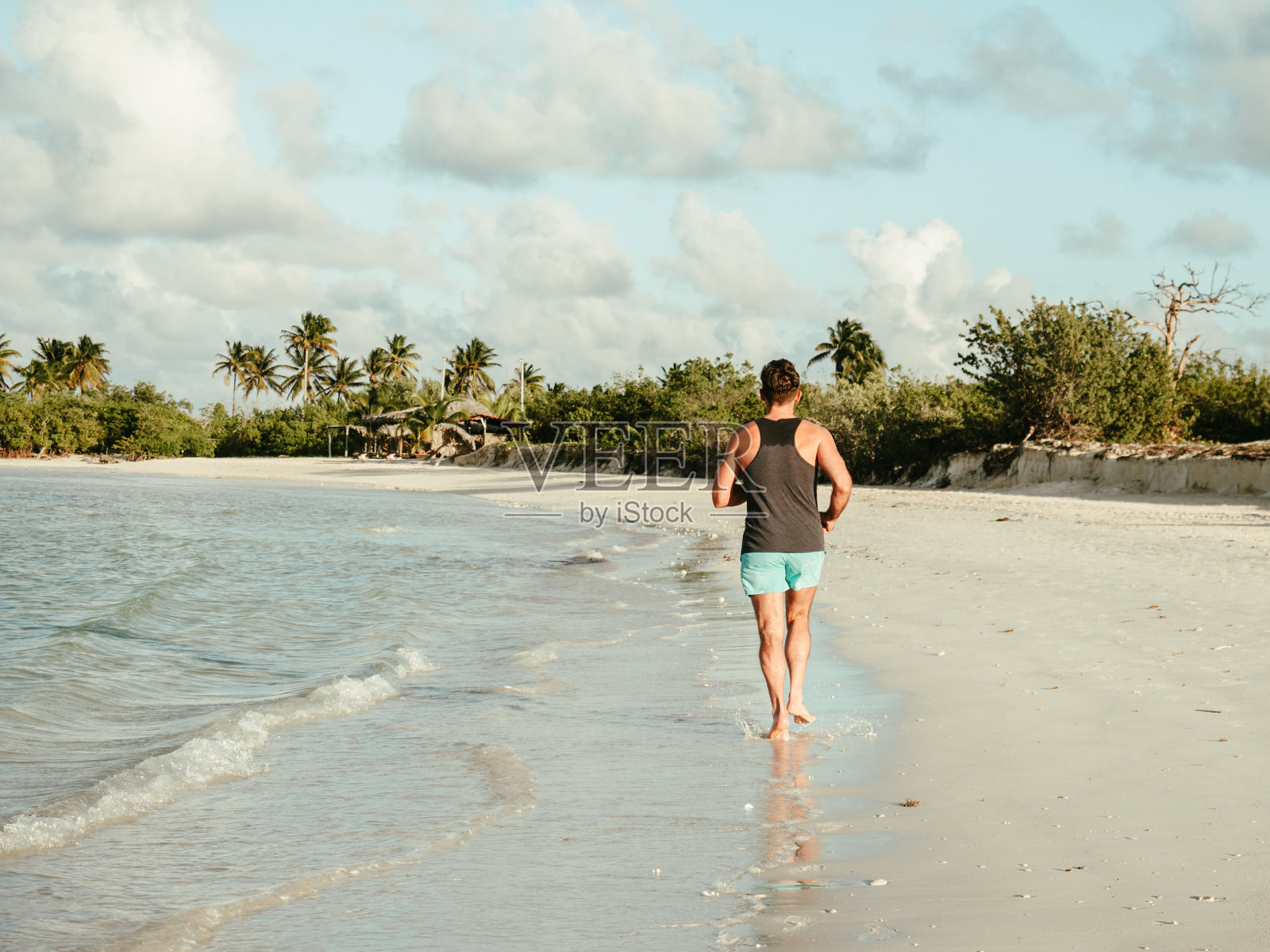 一个年轻人沿着大西洋海岸奔跑照片摄影图片