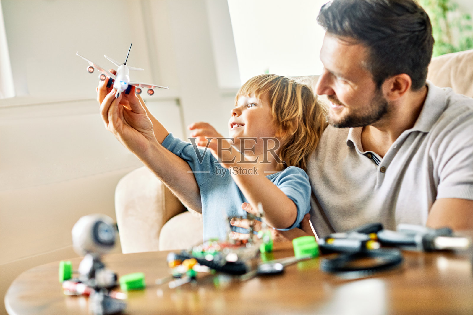 孩子儿子父亲家庭快乐玩孩子童年爸爸爱乐趣微笑小男人家玩具飞机旅行假期飞机假期照片摄影图片