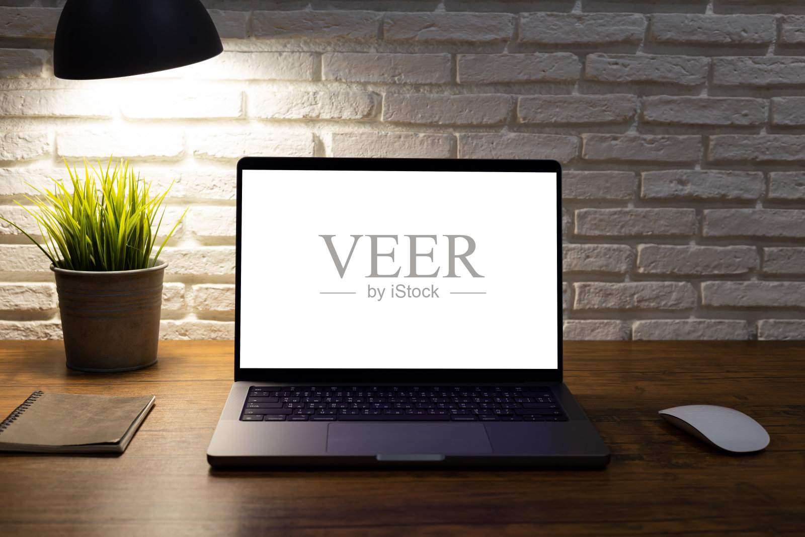 工作空间有笔记本电脑和空白屏幕模型，办公用品放在木制的桌子上照片摄影图片