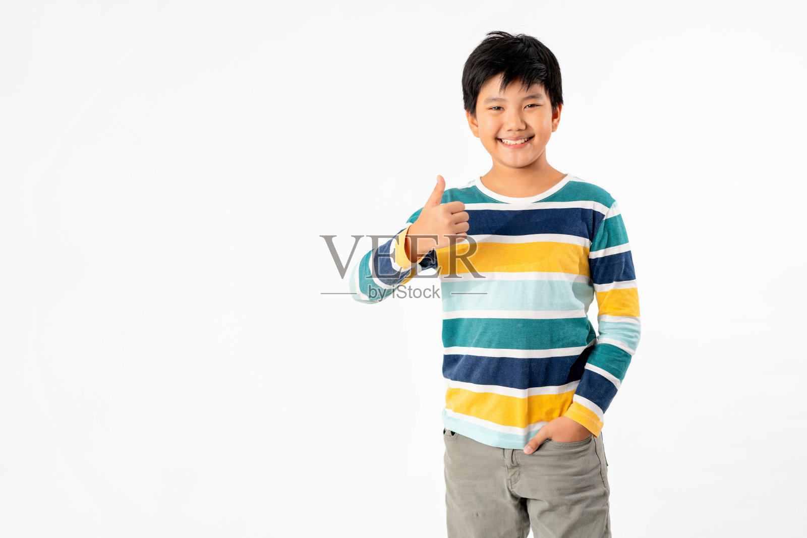 快乐的年轻亚洲男孩肖像孤立在白色背景与复制空间。照片摄影图片