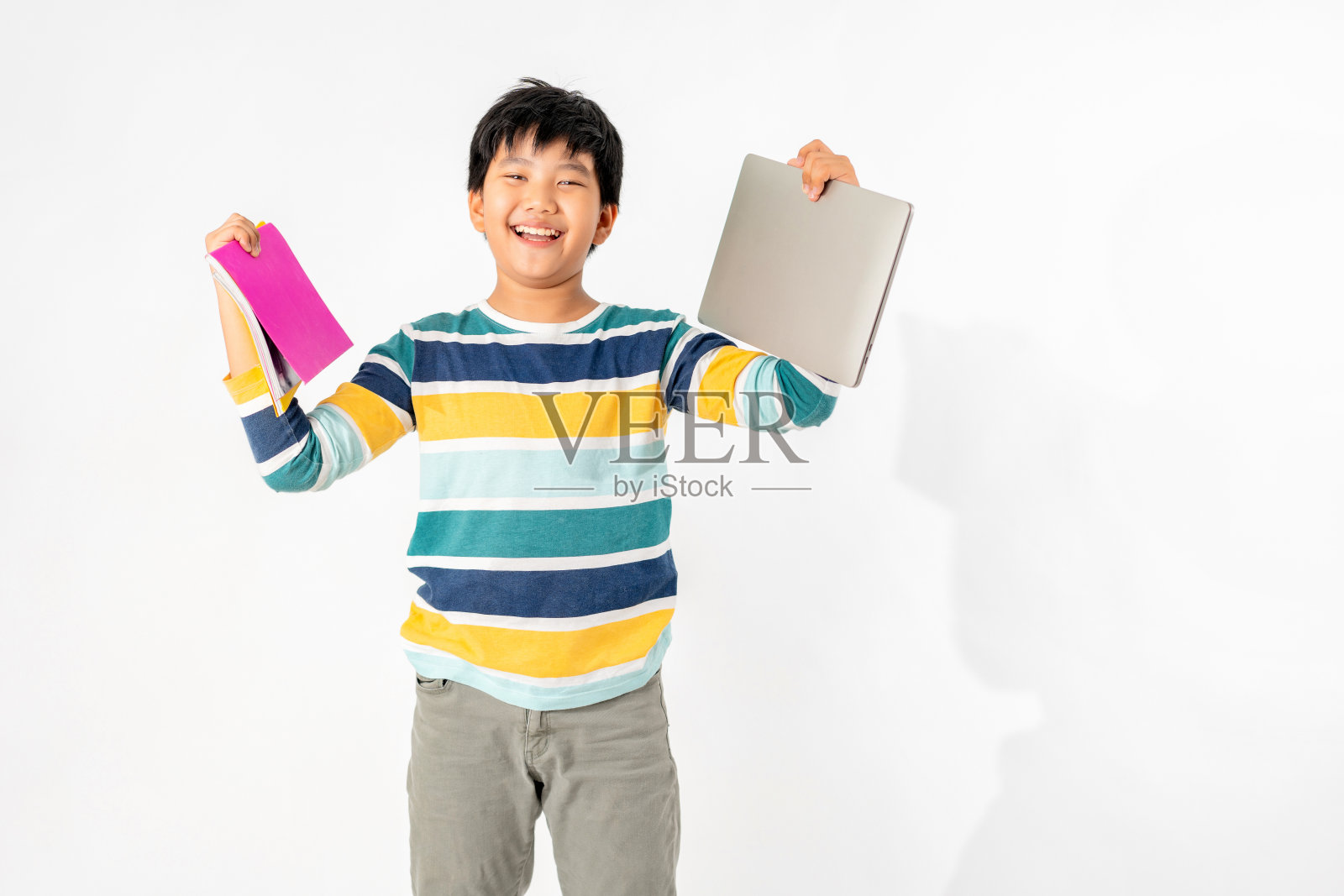 快乐亚洲男孩的肖像笔记本电脑和书籍孤立在白色背景，教育和学习与技术概念照片摄影图片
