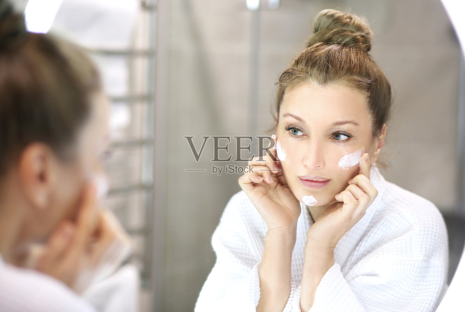 涂抹面霜，神奇的抗衰老面霜照片摄影图片