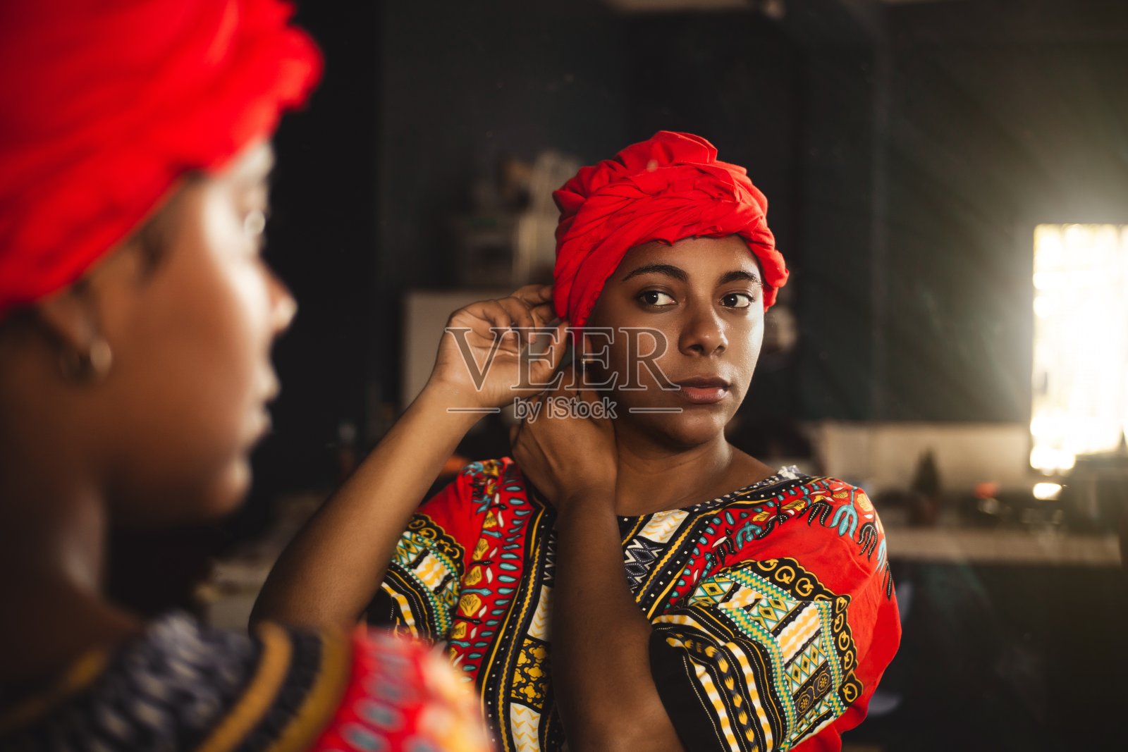 把头巾戴在头上的加勒比土著妇女照片摄影图片