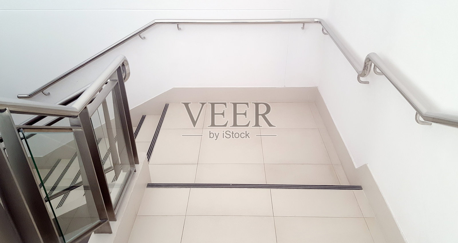 楼内楼梯用于上下地下室照片摄影图片