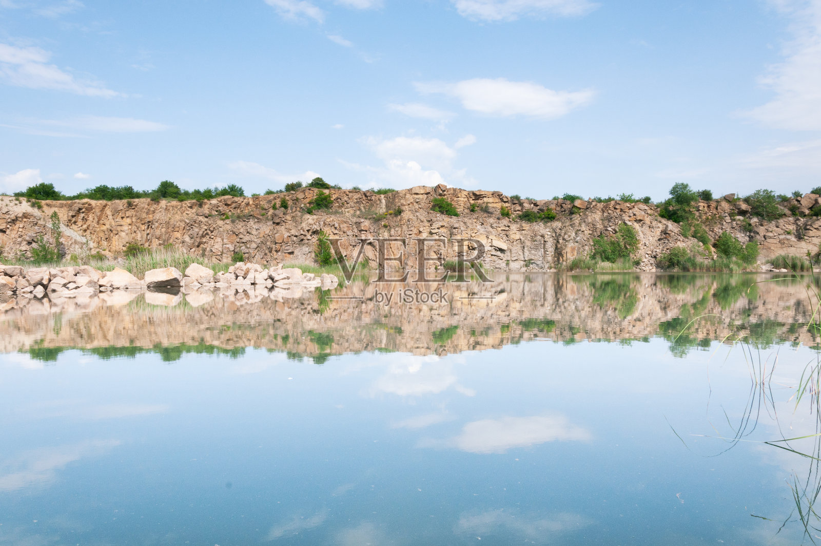 在公园，湖泊和山脉的自然照片照片摄影图片