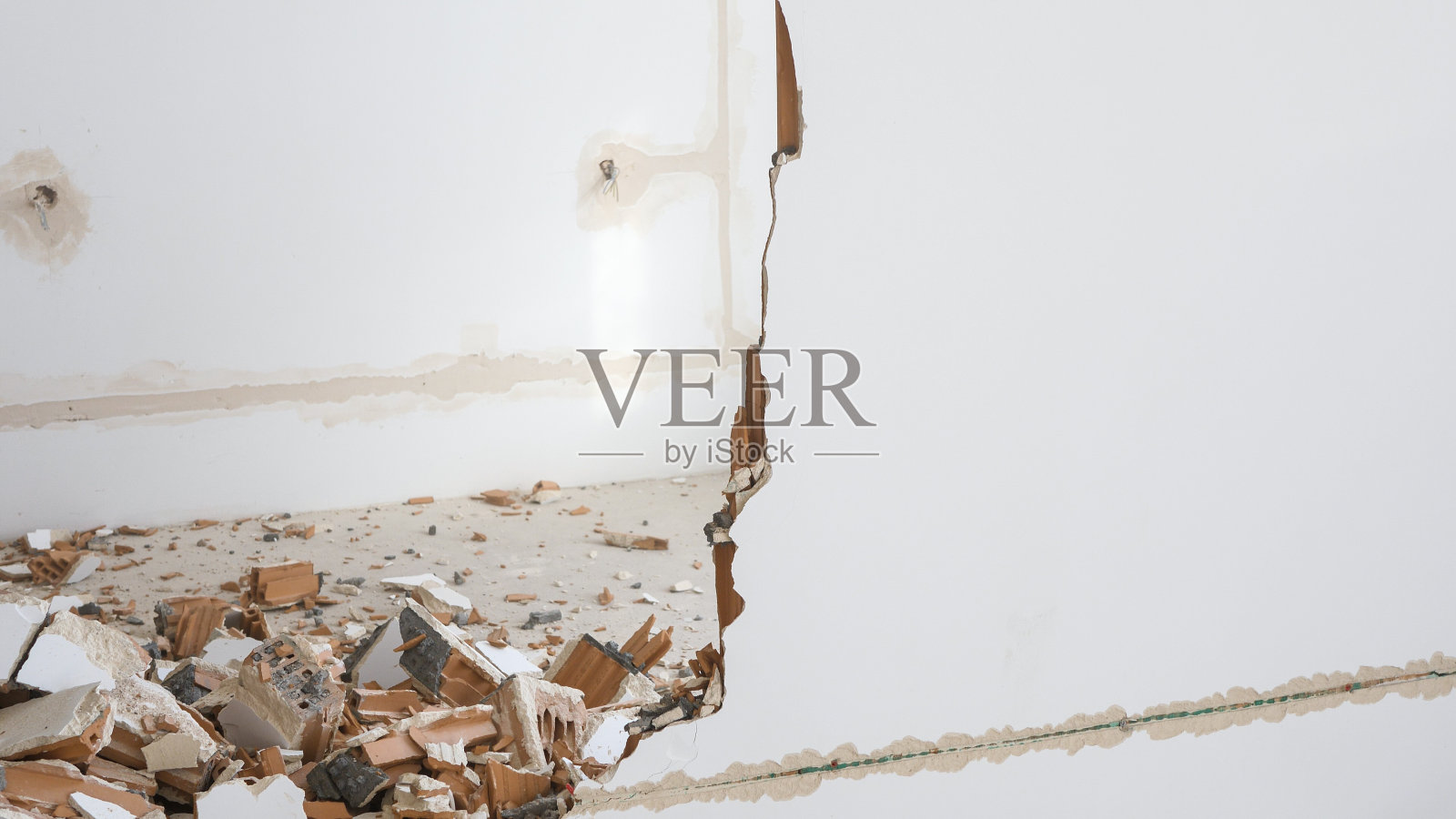 一堵部分被拆除的砖墙照片摄影图片