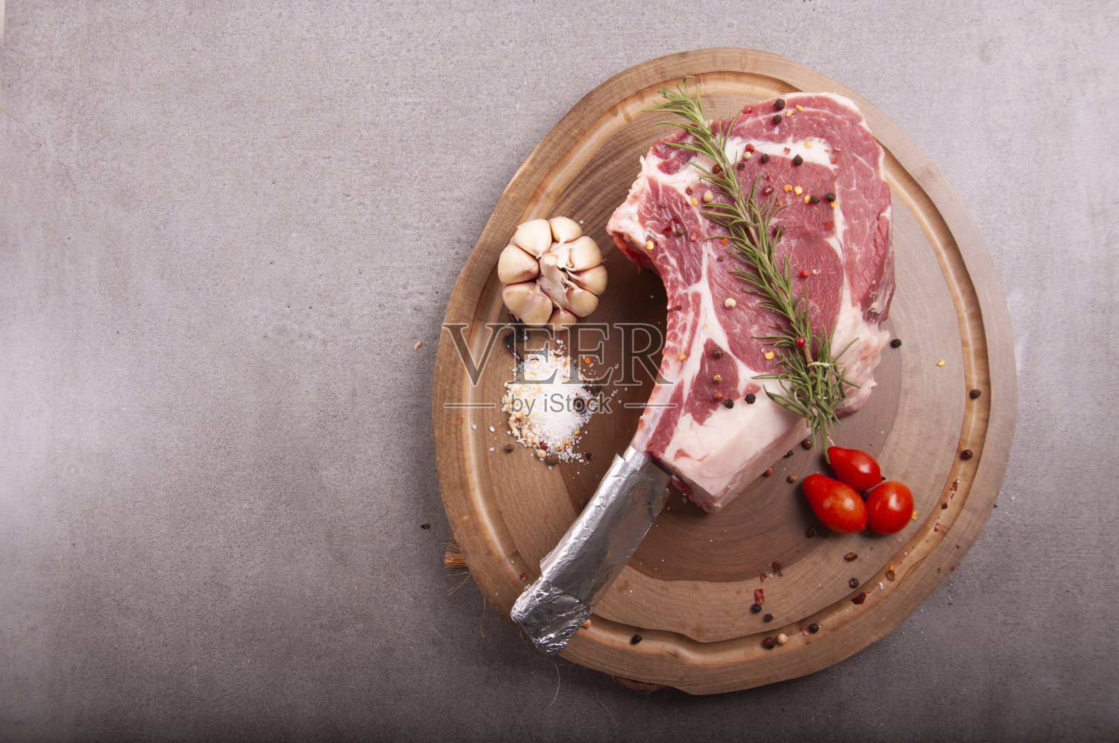 切生大理石纹上等肋肉在角落的顶视图上香蒲与大蒜，粗盐，胡椒和迷迭香照片摄影图片