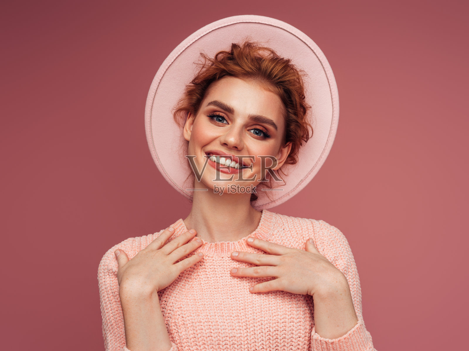 时尚快乐的女人的特写照片照片摄影图片