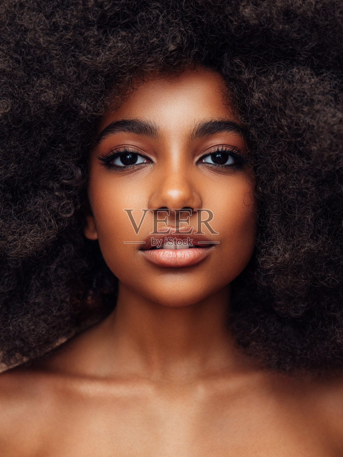 漂亮的卷发女孩照片摄影图片