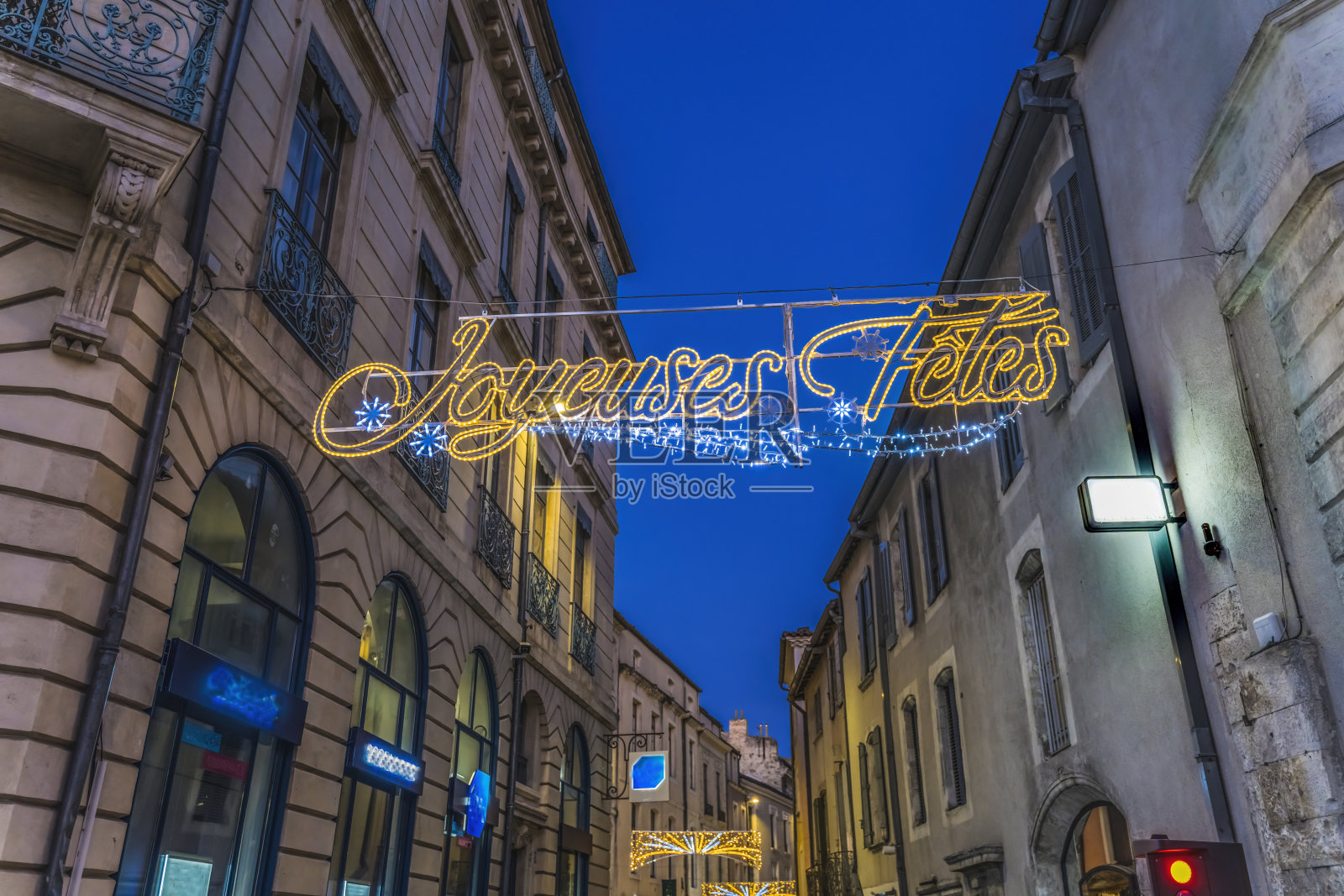 公寓阳台商店圣诞装饰窄街尼姆加德法国照片摄影图片