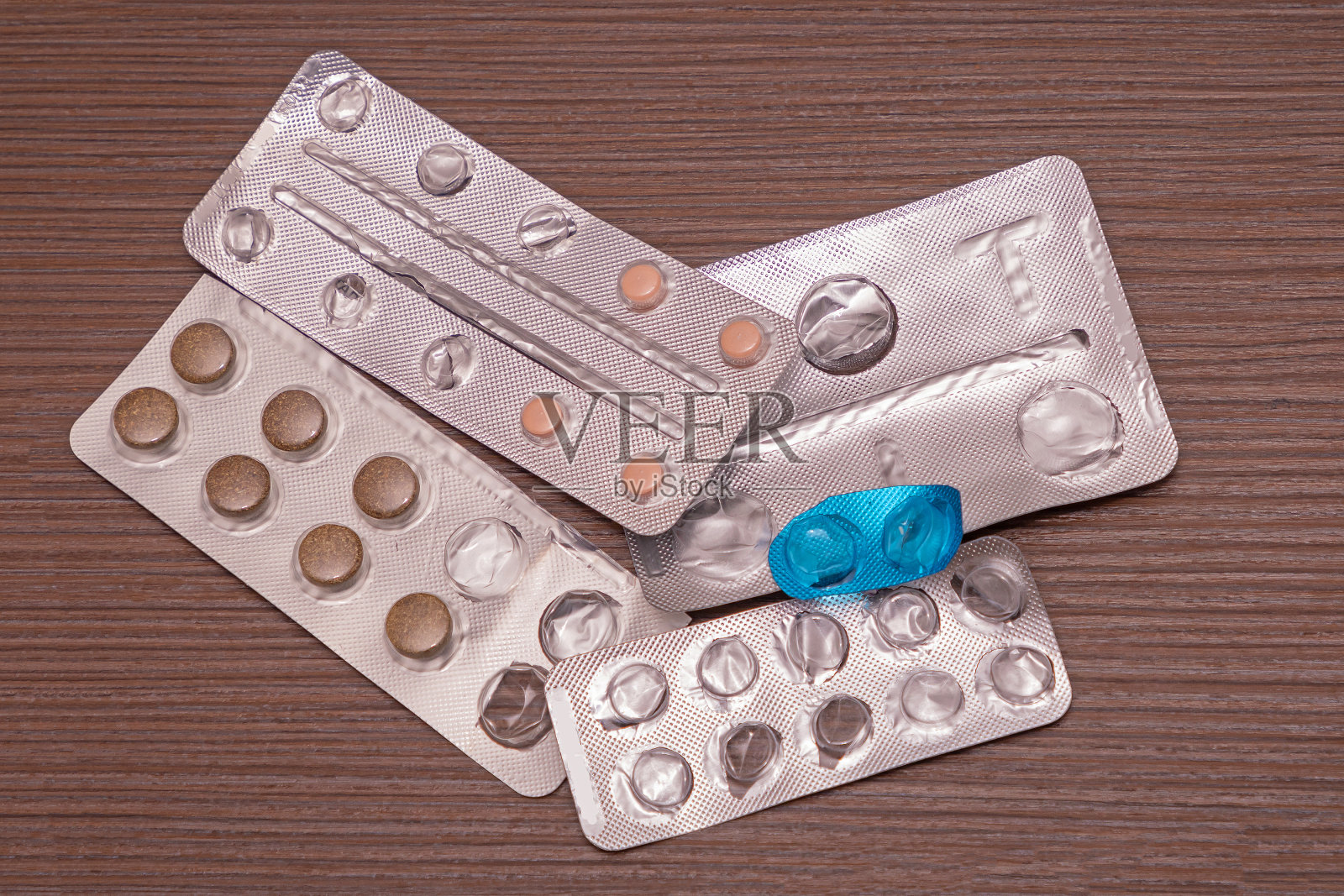 木桌上用过的医用水泡照片摄影图片