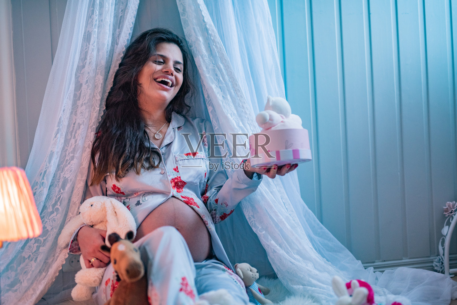 孕妇家里有玩具照片摄影图片