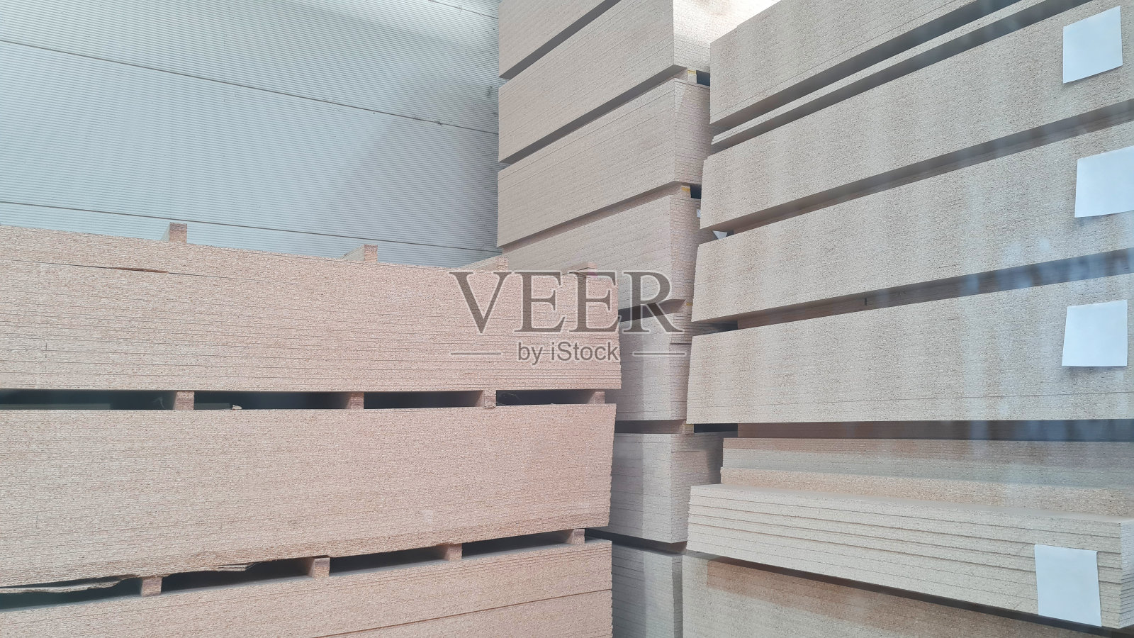 在户外锯木厂锯木板的仓库。木板。Concept-Wood行业照片摄影图片