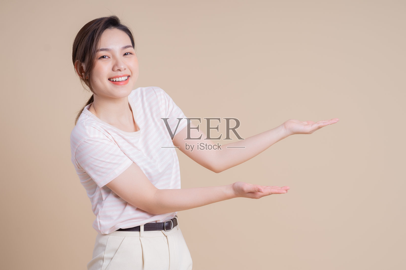 在背景上摆姿势的年轻亚洲女孩的肖像照片摄影图片