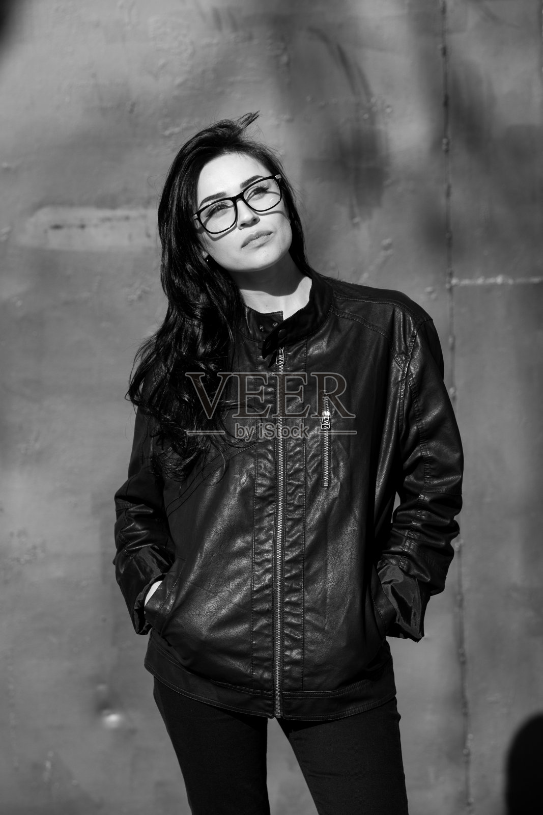 美丽的女孩，波浪形的头发，黑色皮夹克照片摄影图片