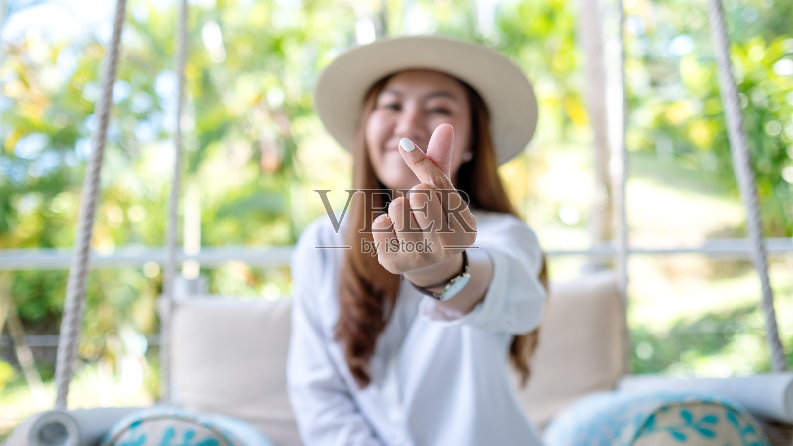 一个美丽的年轻亚洲妇女做迷你心脏手势照片摄影图片