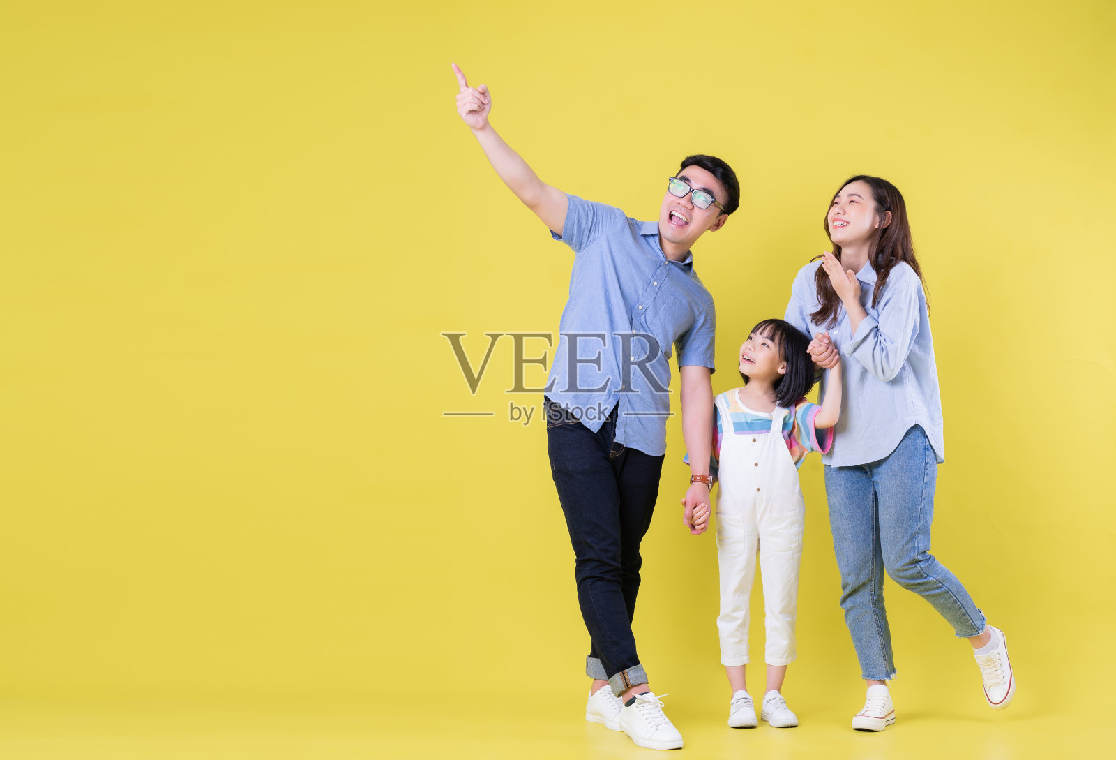 年轻亚洲家庭背景的全长图片照片摄影图片