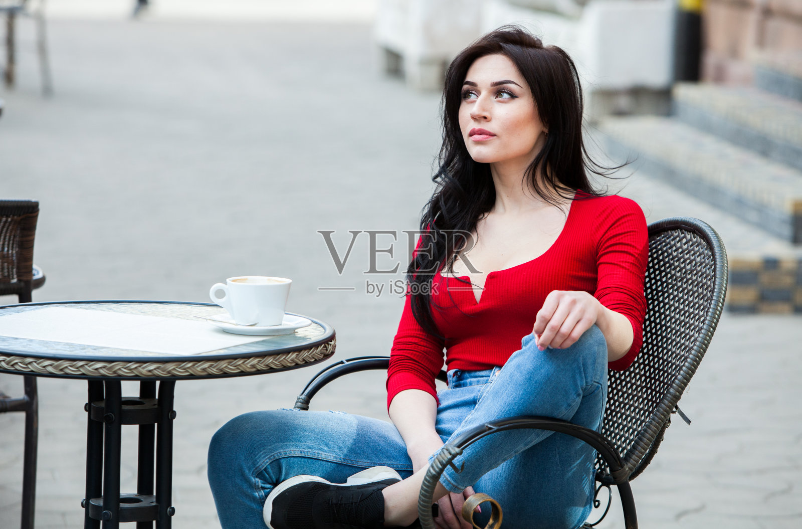 年轻时尚的女人在城市的街道上喝咖啡照片摄影图片