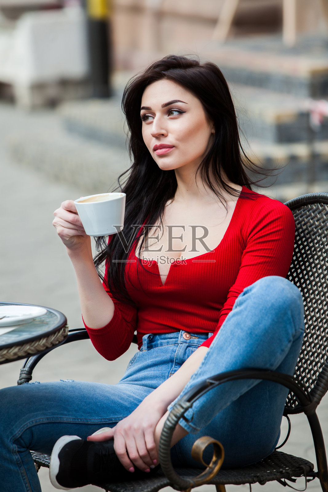 年轻时尚的女人在城市的街道上喝咖啡照片摄影图片