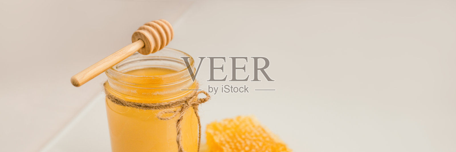 蜂蜜罐与蜂蜜斗和天然蜂巢旗帜背景照片摄影图片