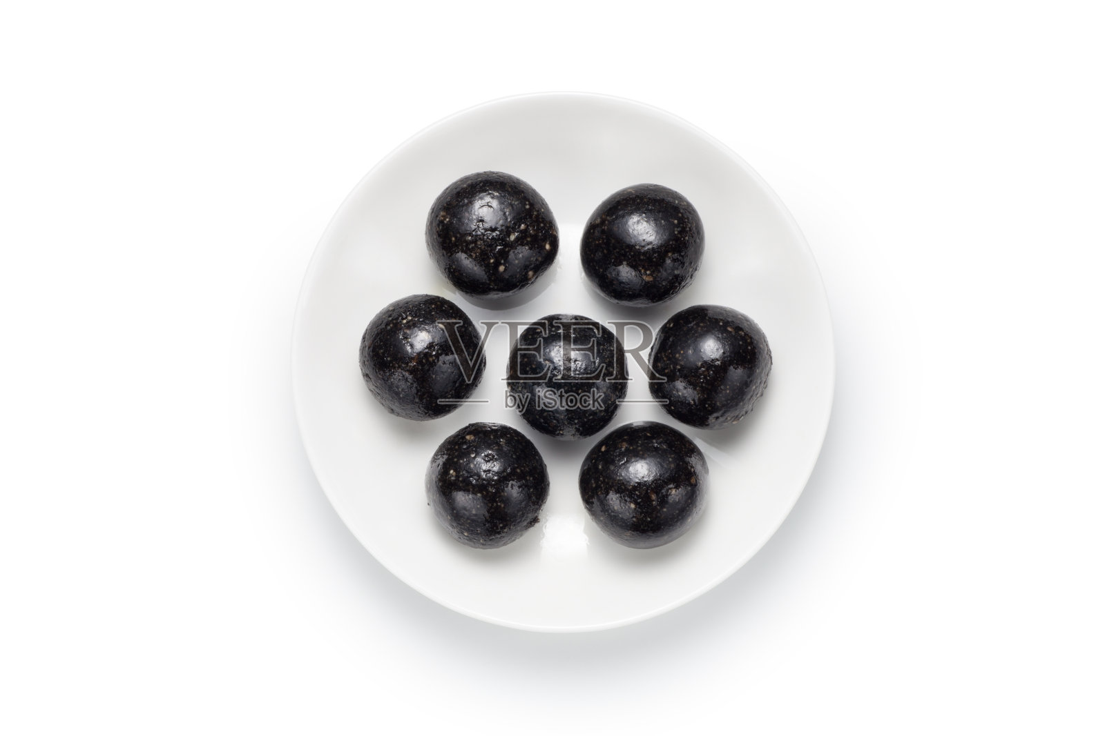 把黑芝麻球放在盘子里照片摄影图片