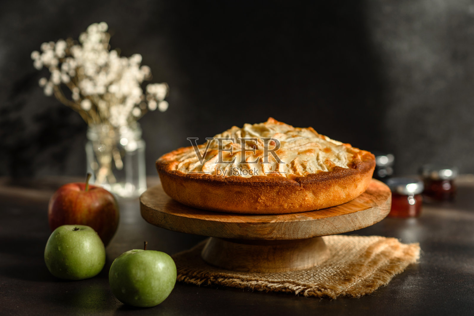 木桌上放着苹果派和新鲜水果照片摄影图片