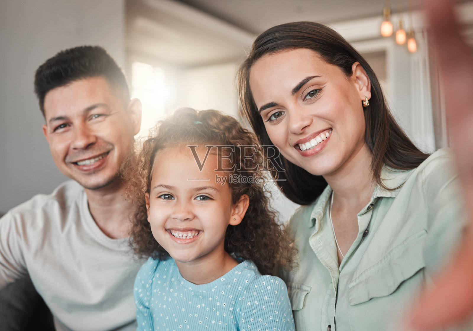 一个年轻的家庭在家里一起自拍照片摄影图片