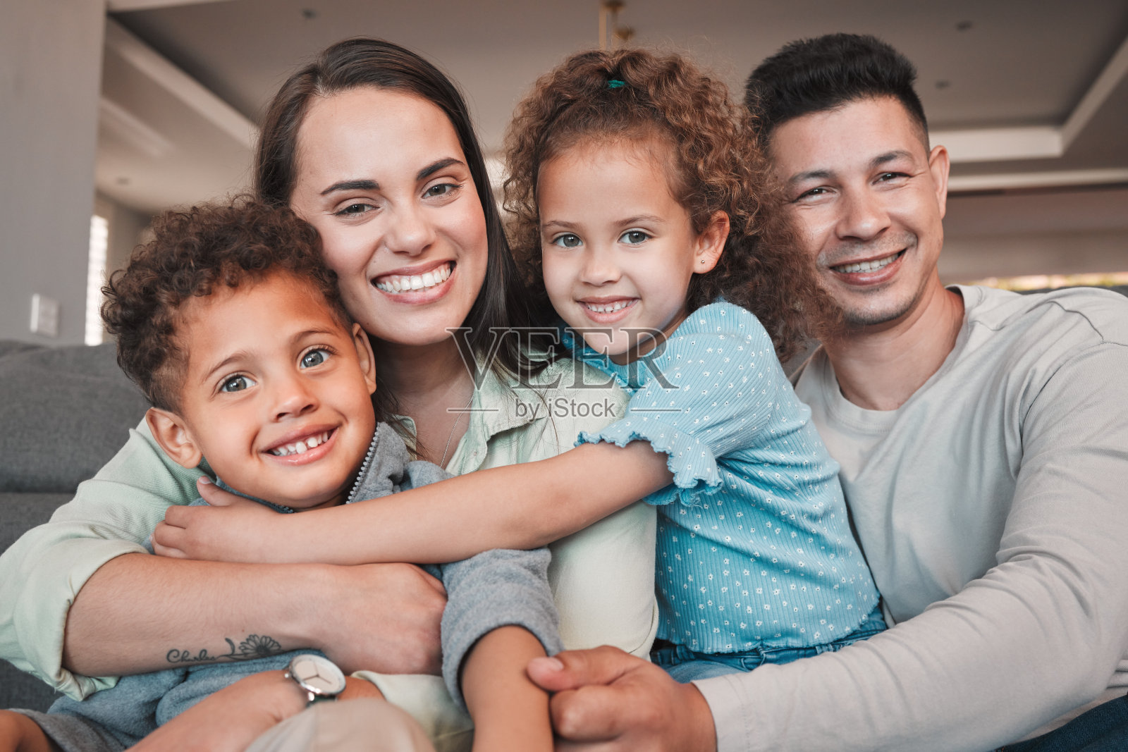 一个年轻的家庭在家里共度时光的照片照片摄影图片