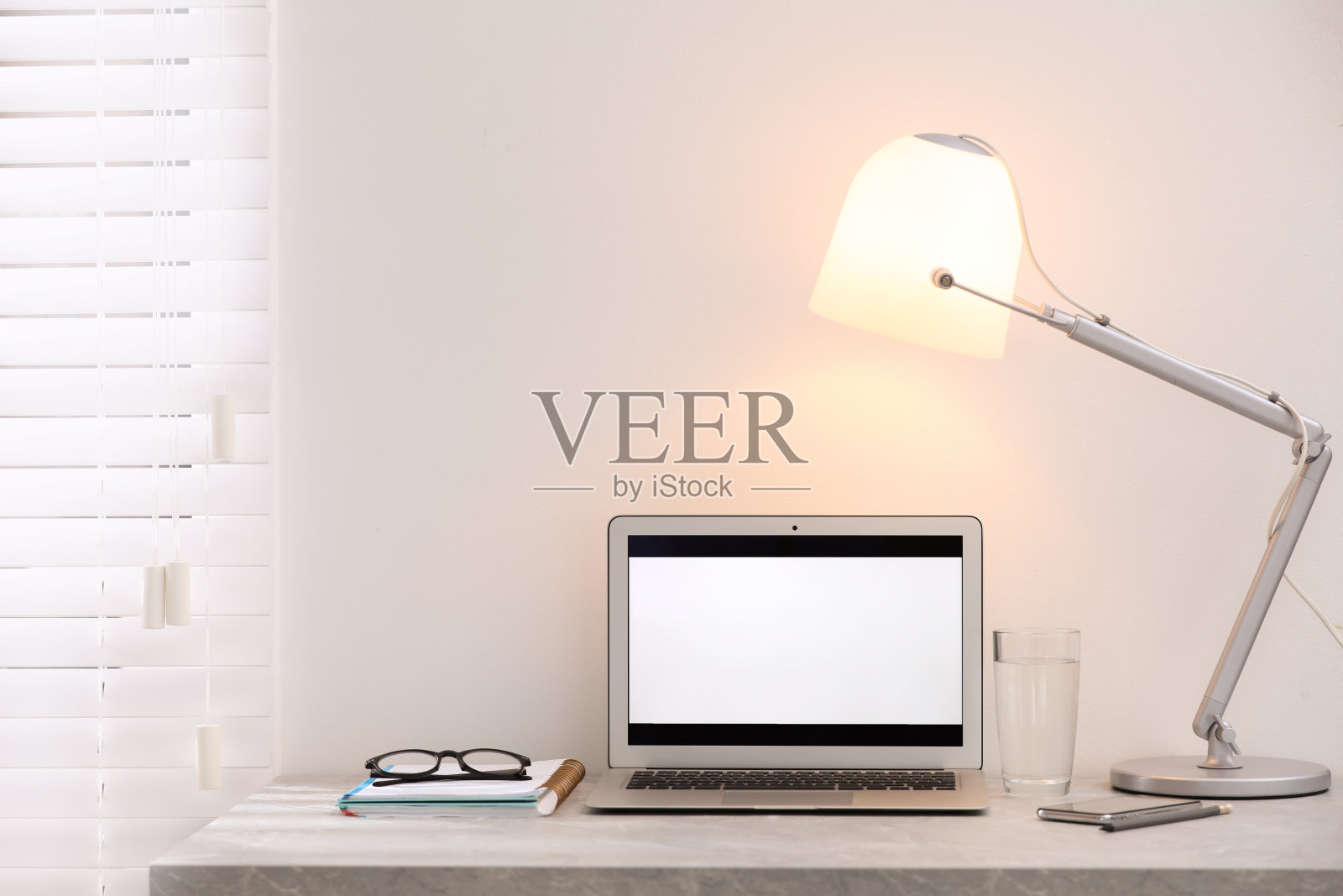 现代工作场所与笔记本电脑在办公室的桌子上。空间的文本照片摄影图片