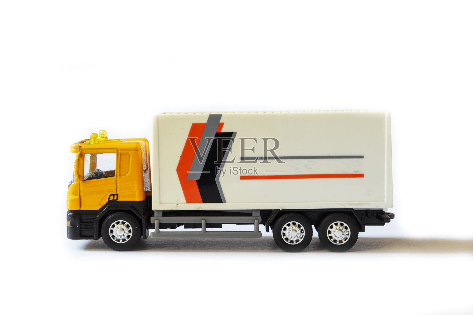 一辆带有白色拖车的黄色半挂车。孤立在一个白色的背景。剪切路径包括照片摄影图片