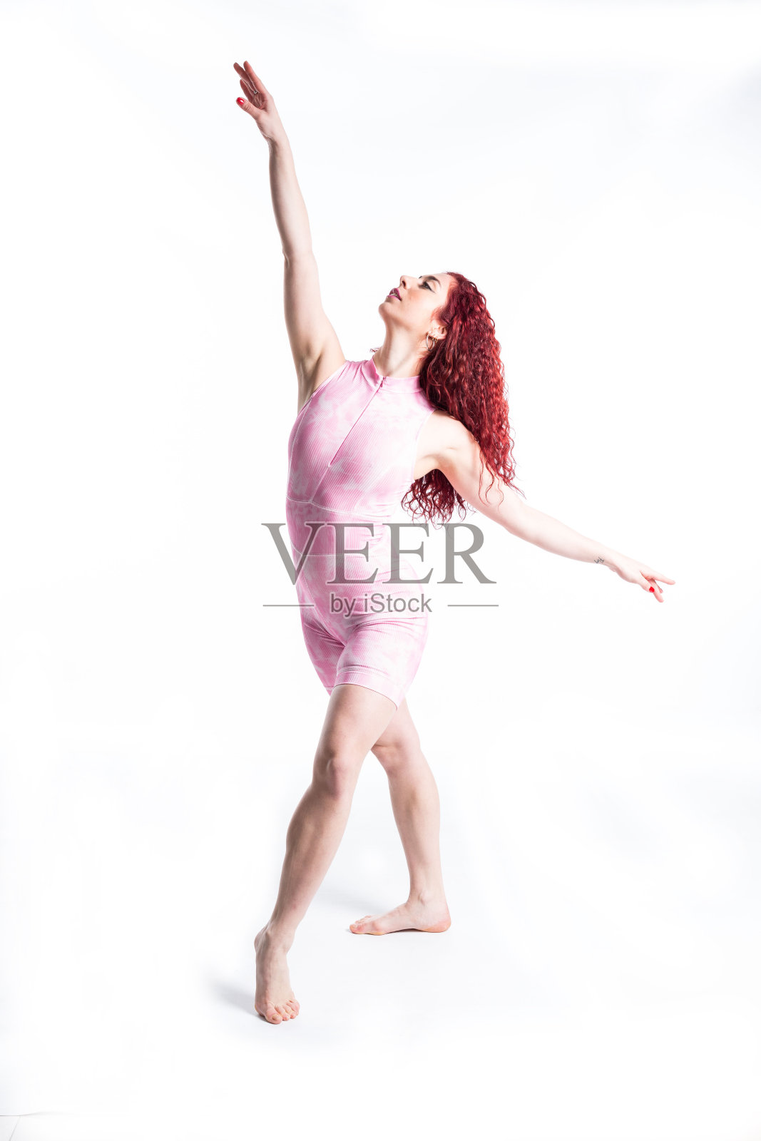 年轻的女舞者在白色的背景上做舞蹈练习照片摄影图片