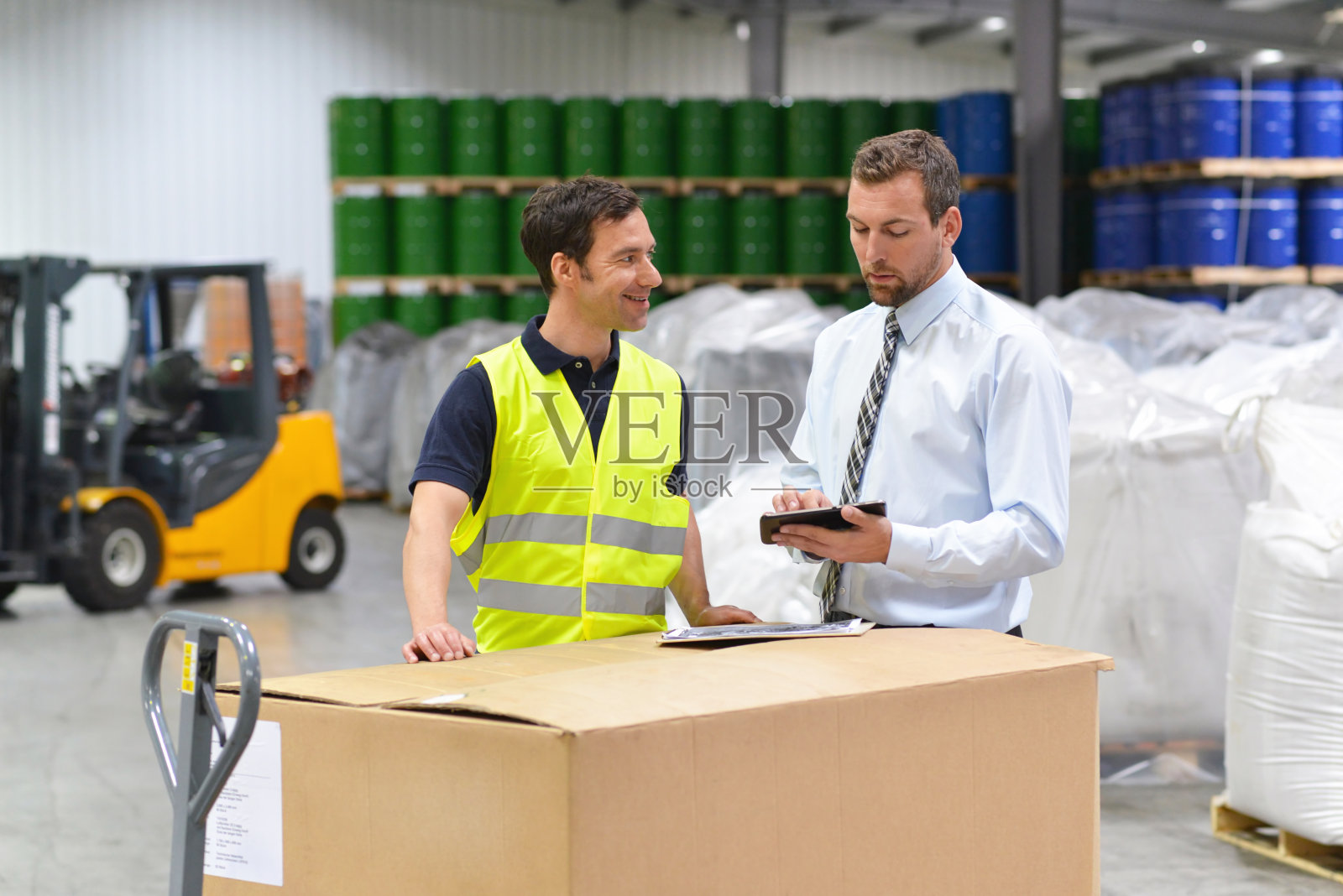 物流行业的一群经理和工人在一个化学品仓库工作照片摄影图片