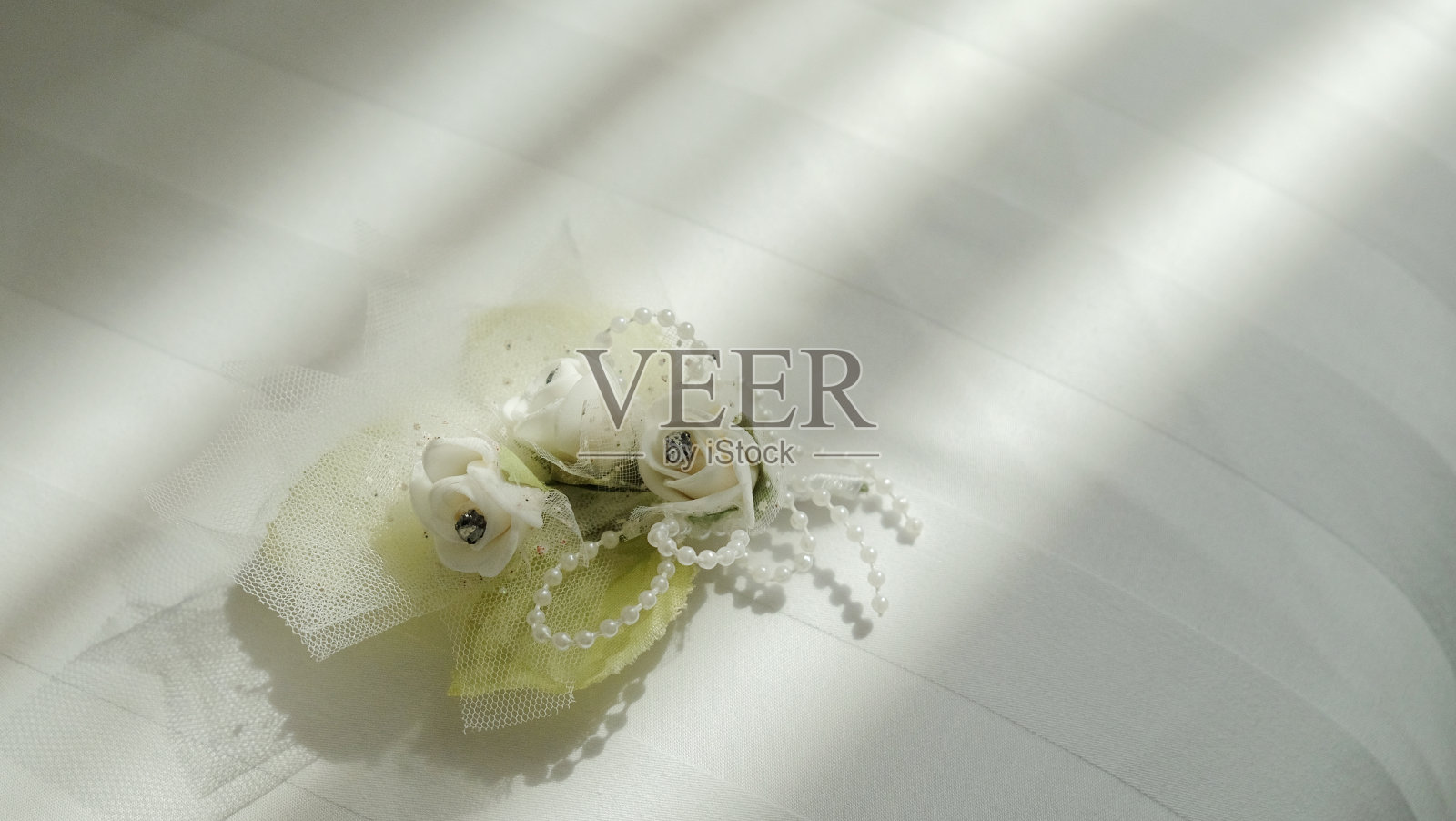 白色胸花，用于正式男性服装的配饰照片摄影图片