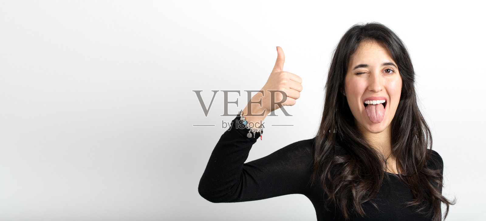 长着黑色长发的白人妇女的肖像照片摄影图片