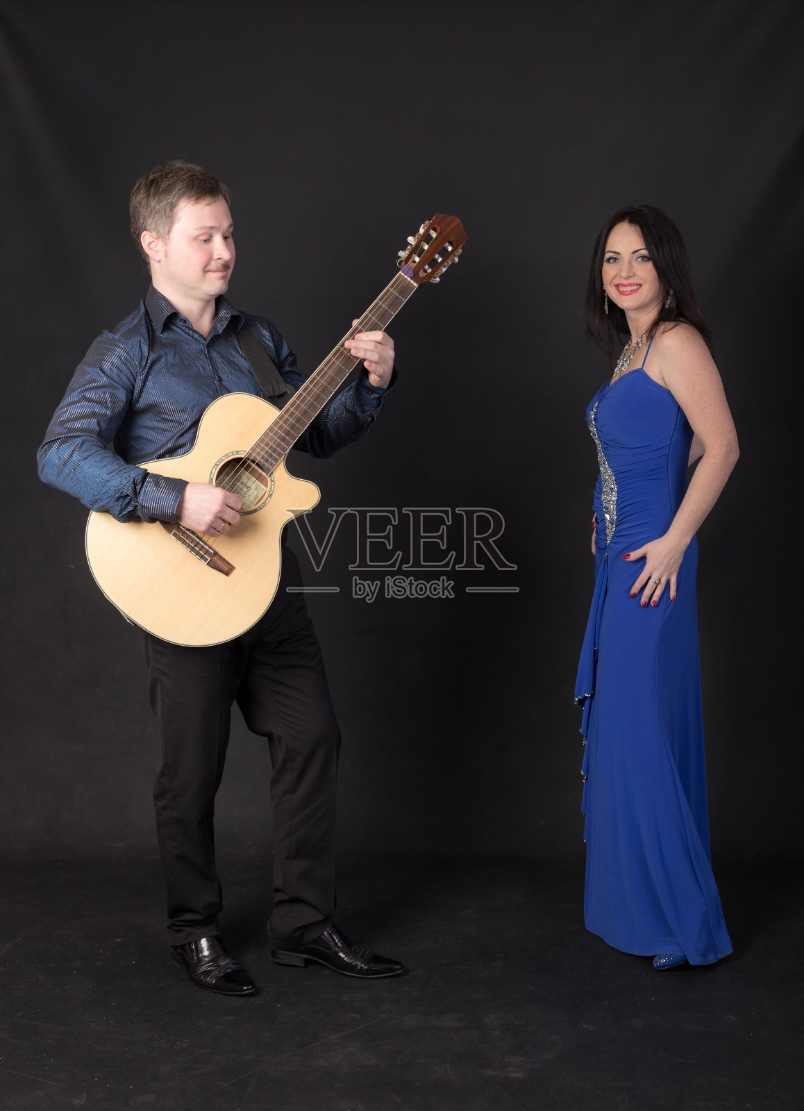 歌手和吉他手的二重唱照片摄影图片