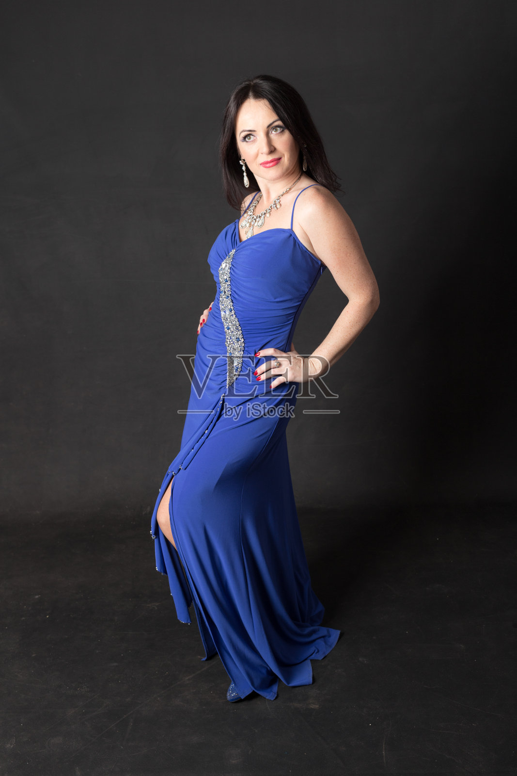 一个穿蓝色裙子的女人的肖像照片摄影图片
