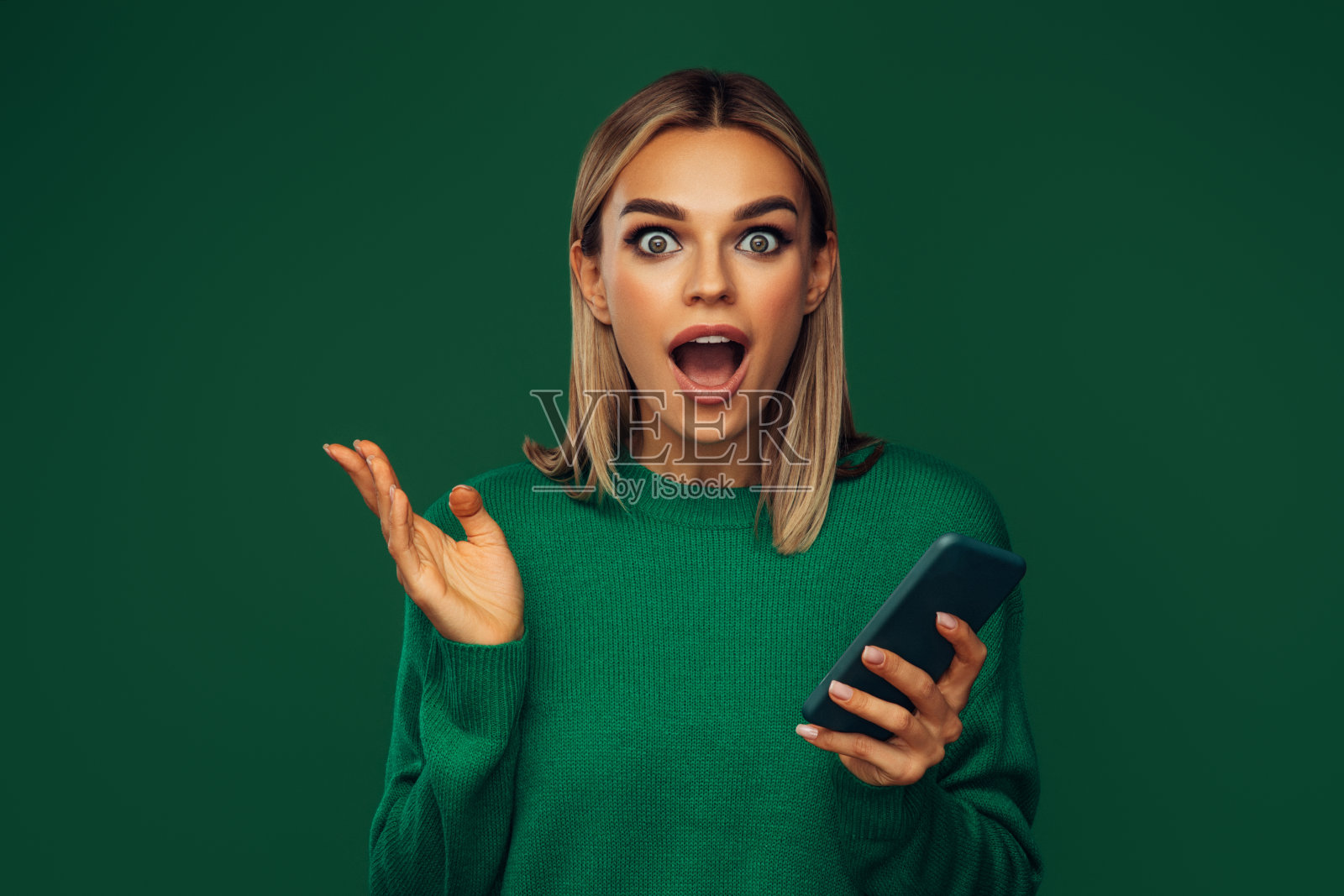 美丽感性的女人拿着智能手机照片摄影图片