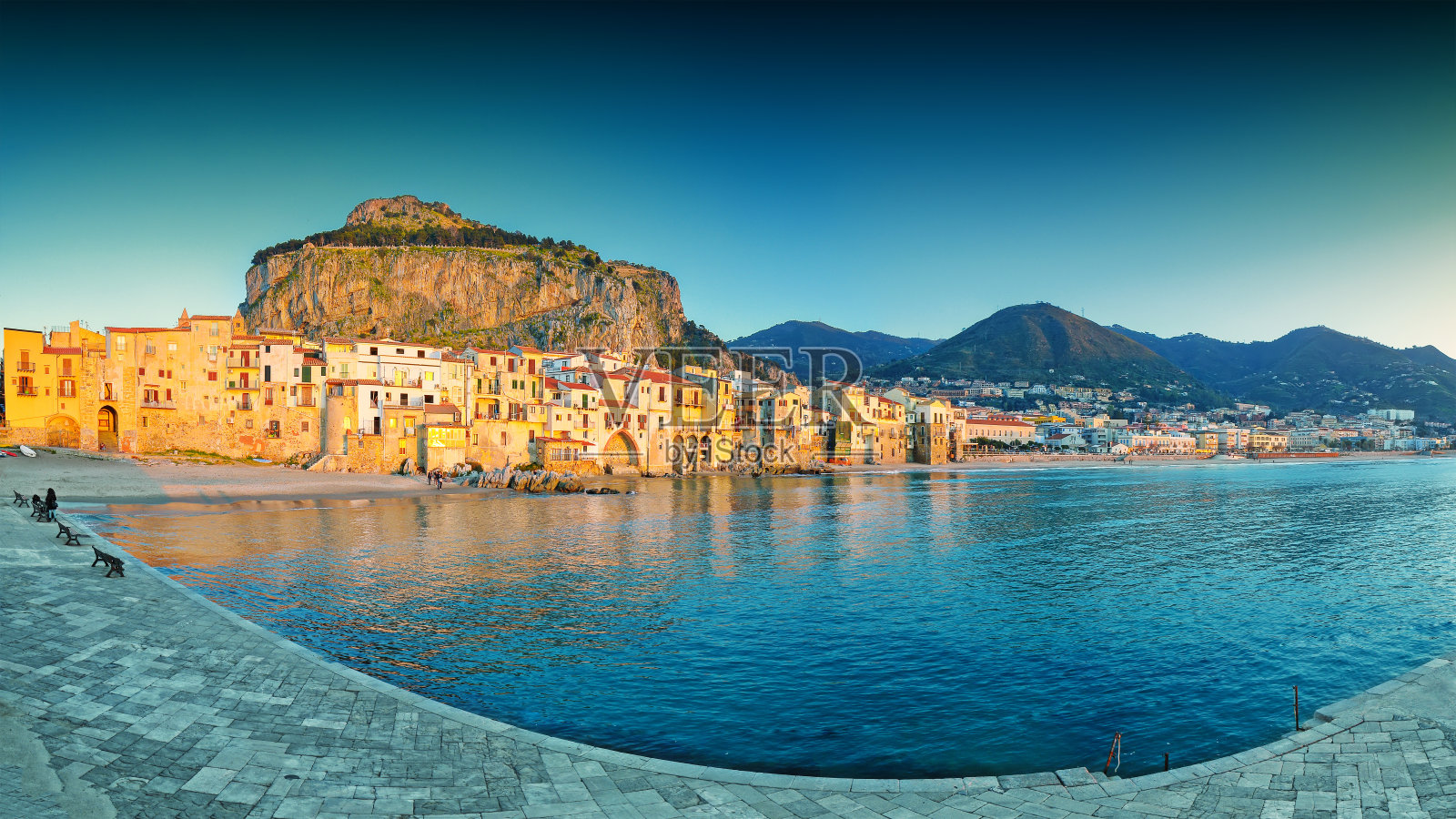 杰出的塞法卢市夜景。照片摄影图片