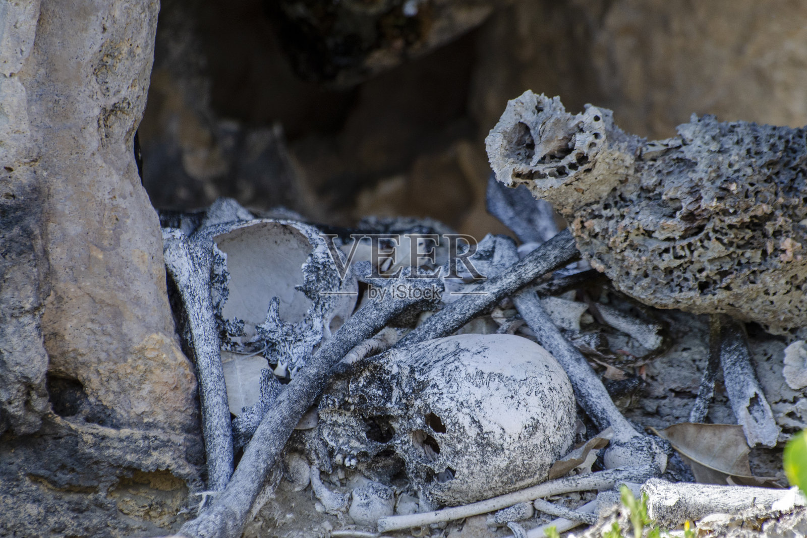 印度尼西亚西巴布亚岛阿古尼岛的岩洞墓葬照片摄影图片