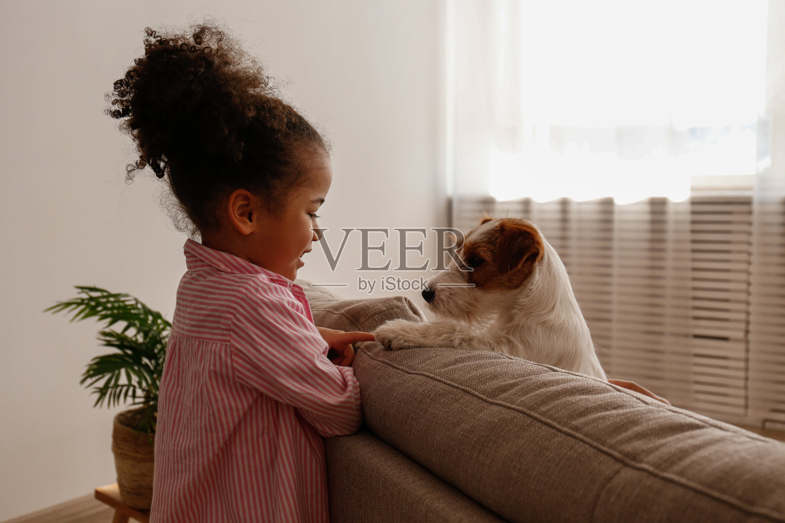 一个十几岁的女孩和她的妹妹在家里。照片摄影图片