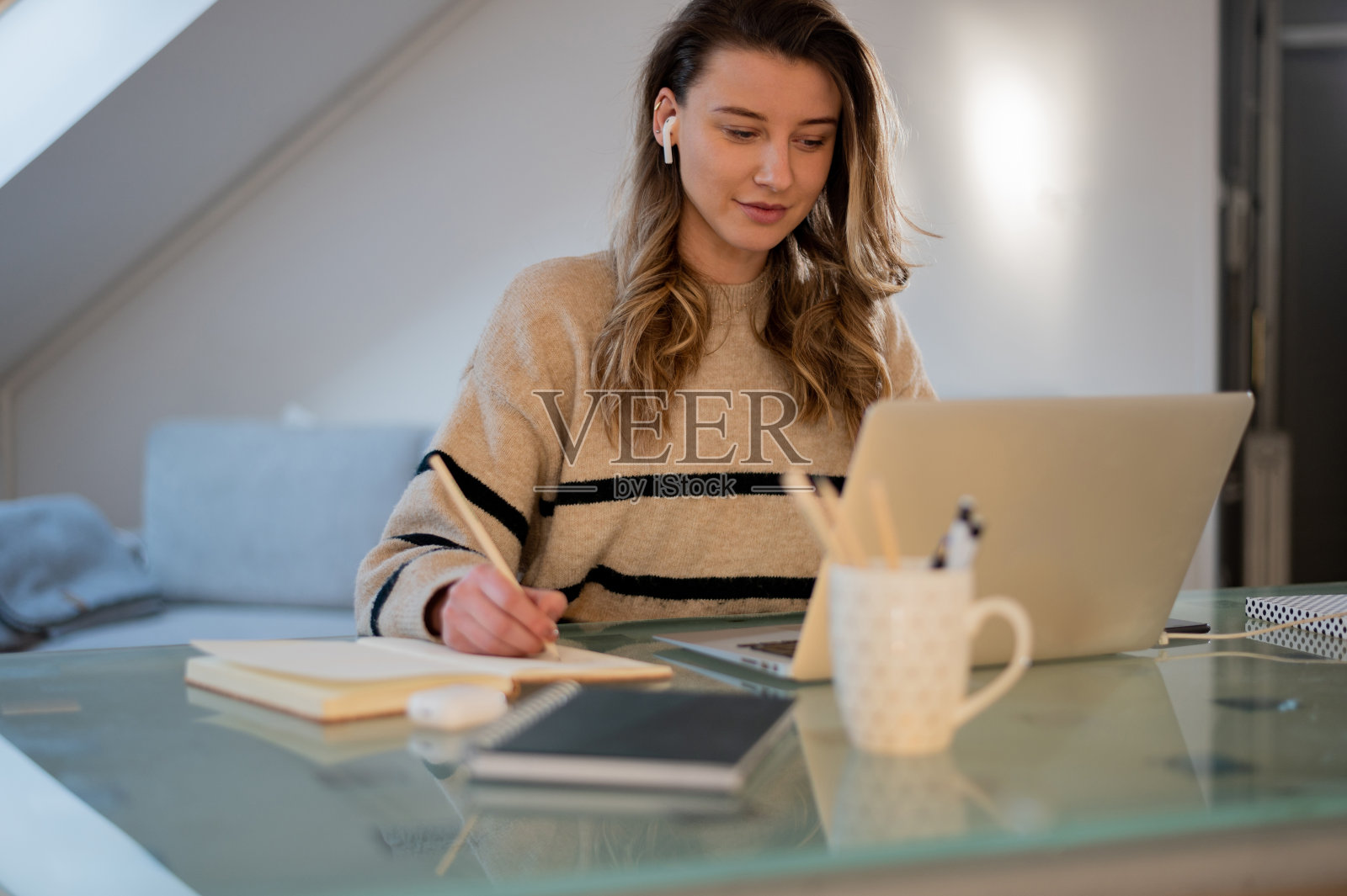 一个在家里用笔记本电脑工作的女人照片摄影图片