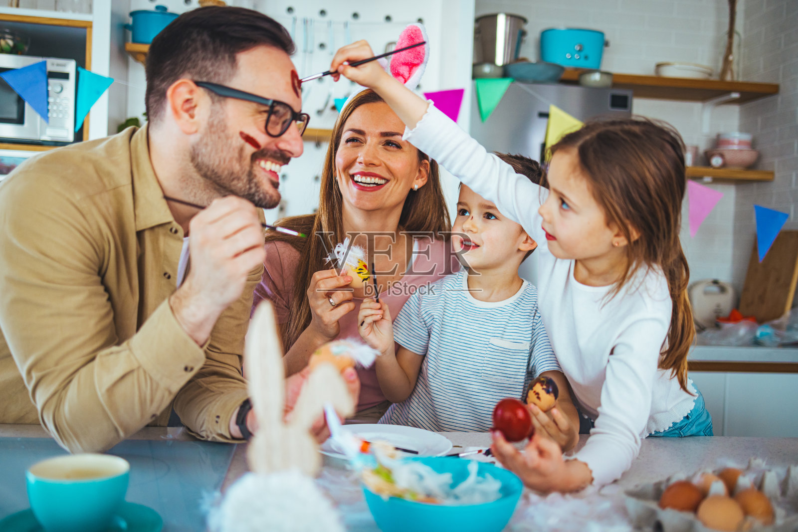 快乐的一家人在厨房一起度过复活节照片摄影图片