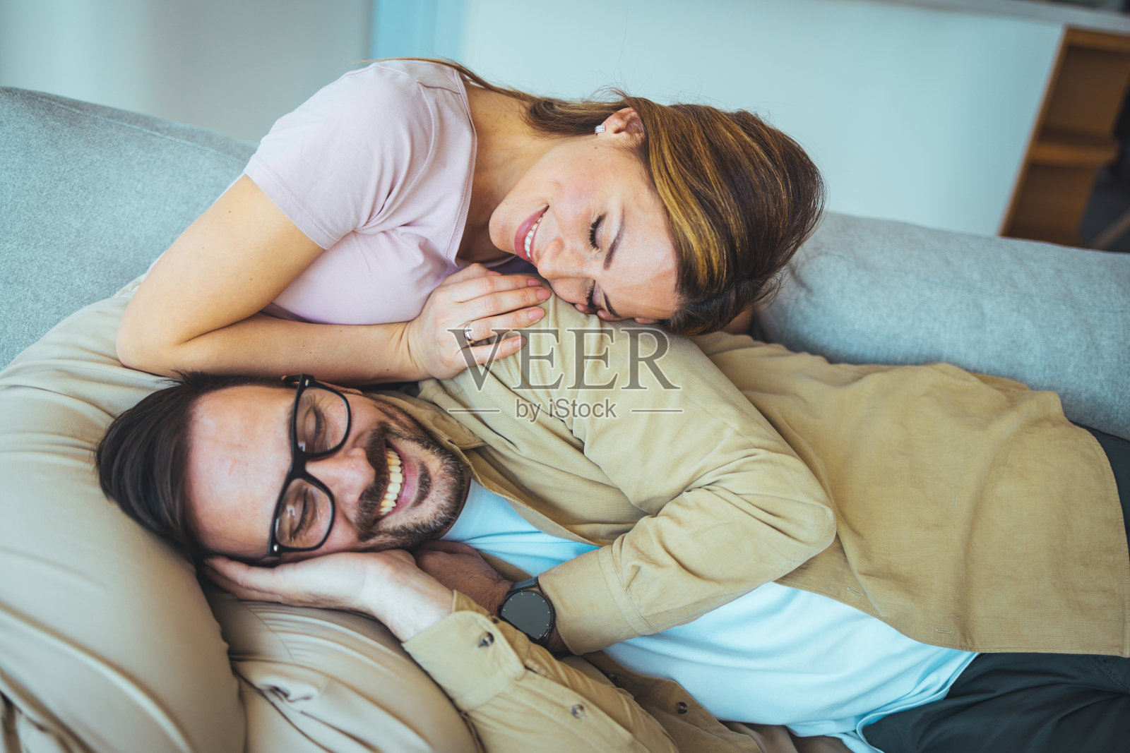 一个快乐的年轻女人和一个男人拥抱照片摄影图片