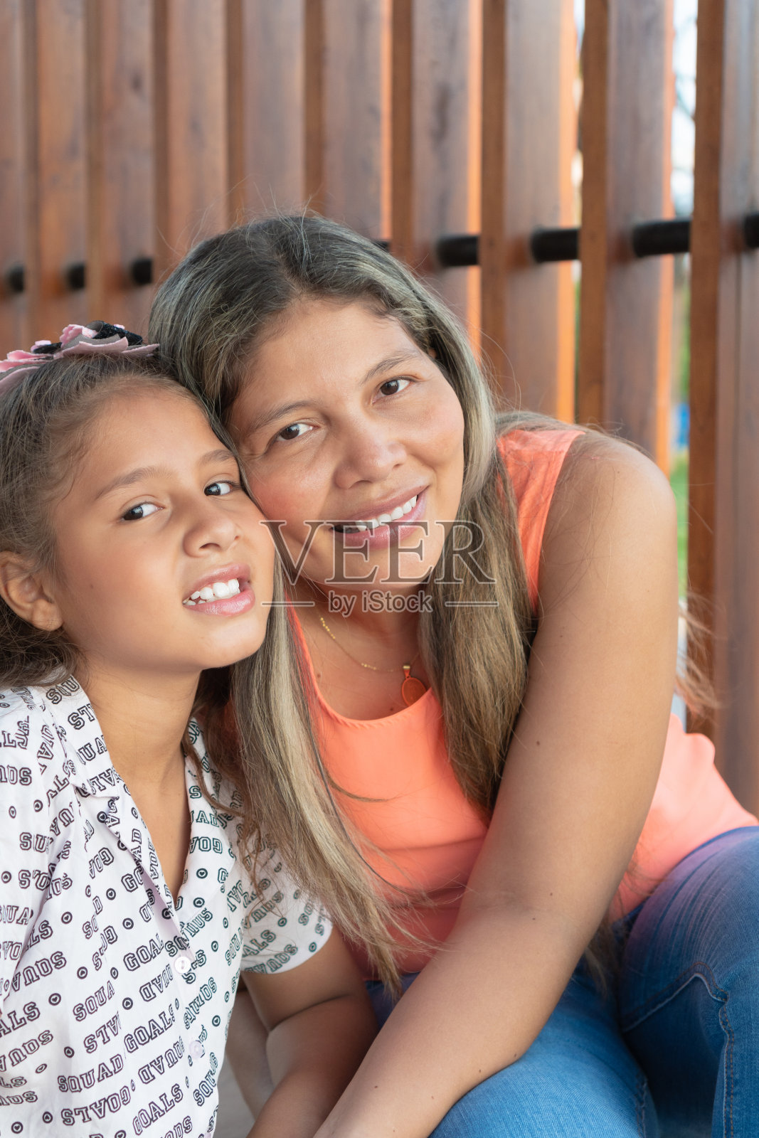 肖像的深情的西班牙母亲和年轻的女儿照片摄影图片