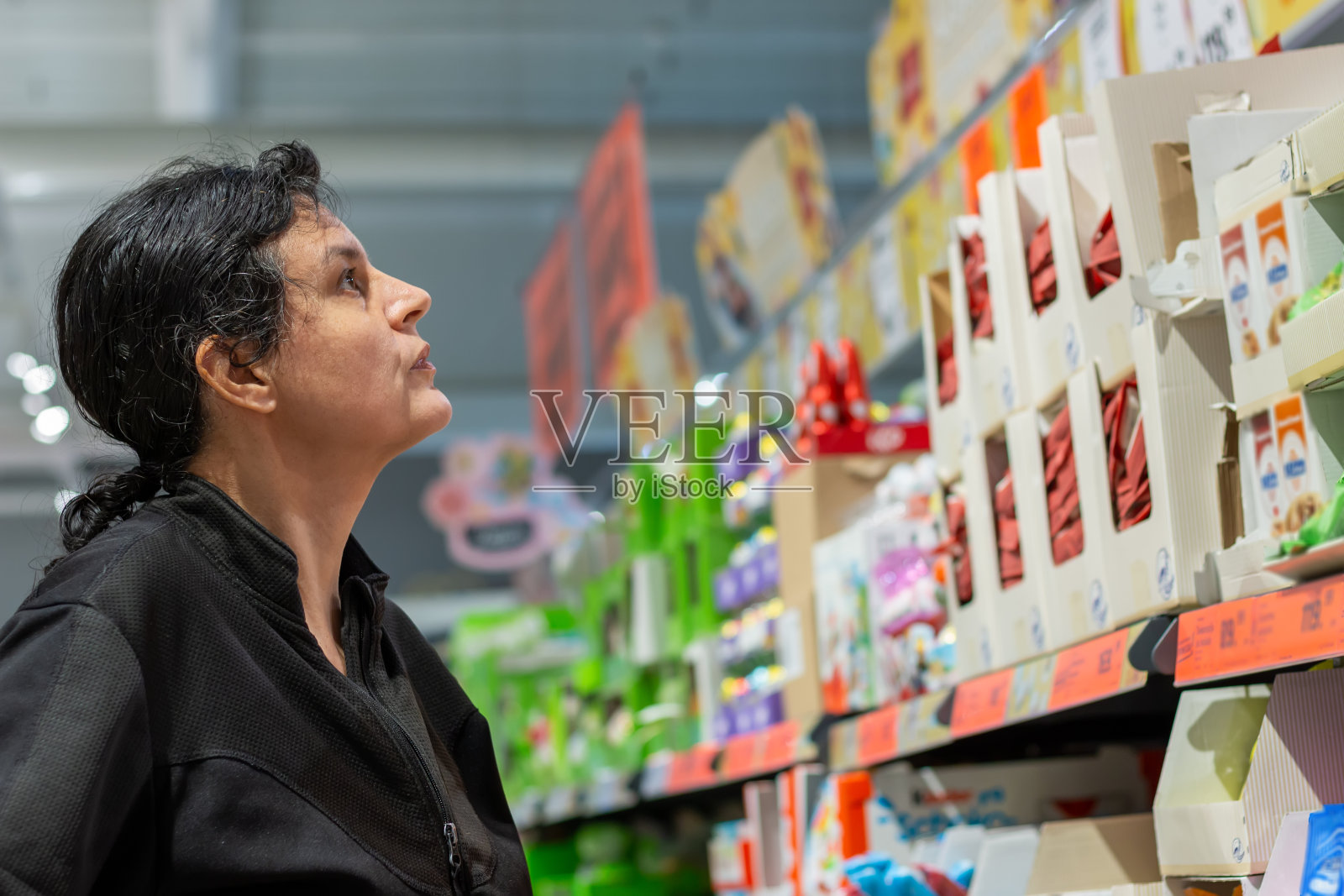 日常购物的概念。家庭主妇在超市买杂货。照片摄影图片