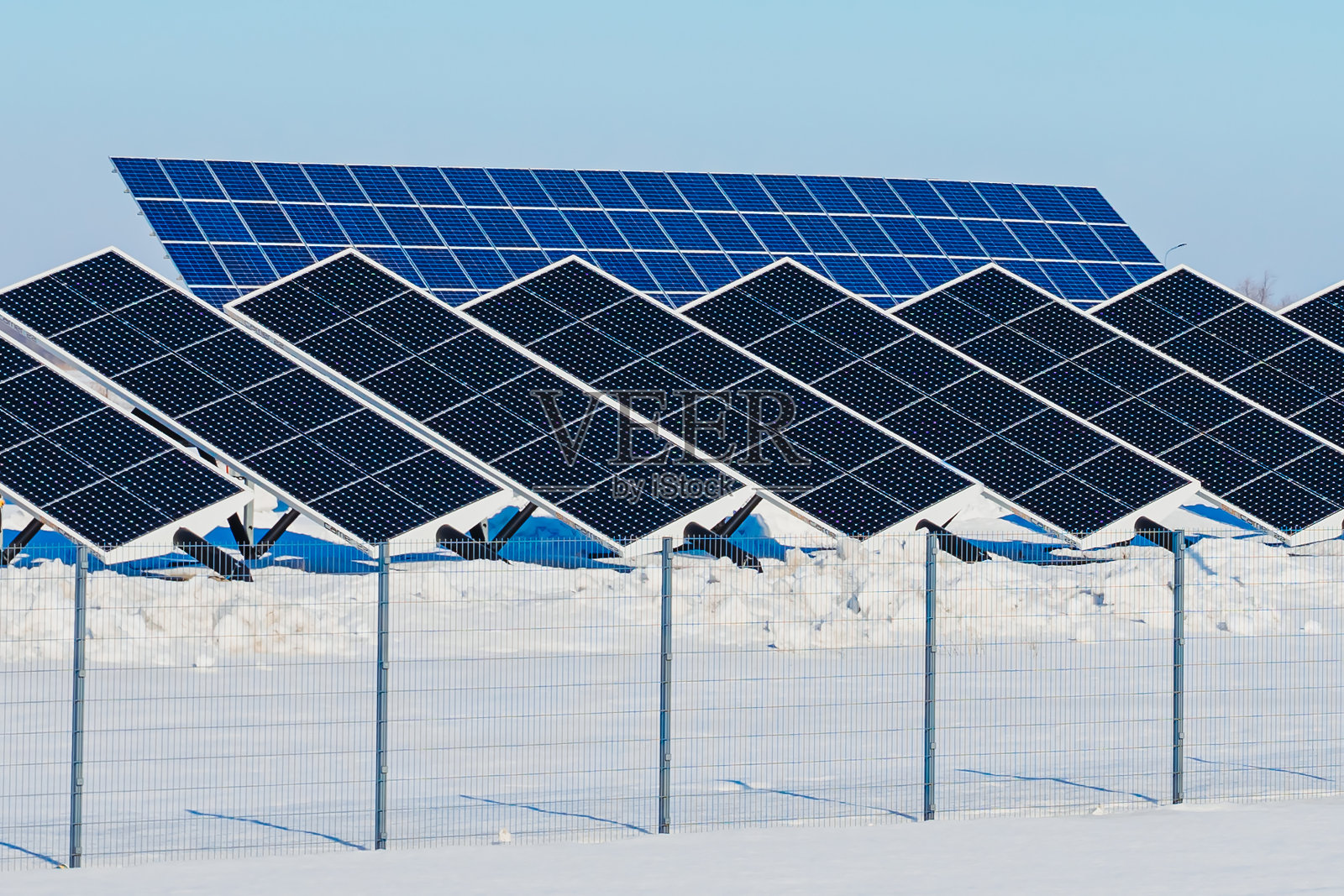 太阳能园区用于清洁能源生产的太阳能板。冬季条件下的太阳能电池板照片摄影图片