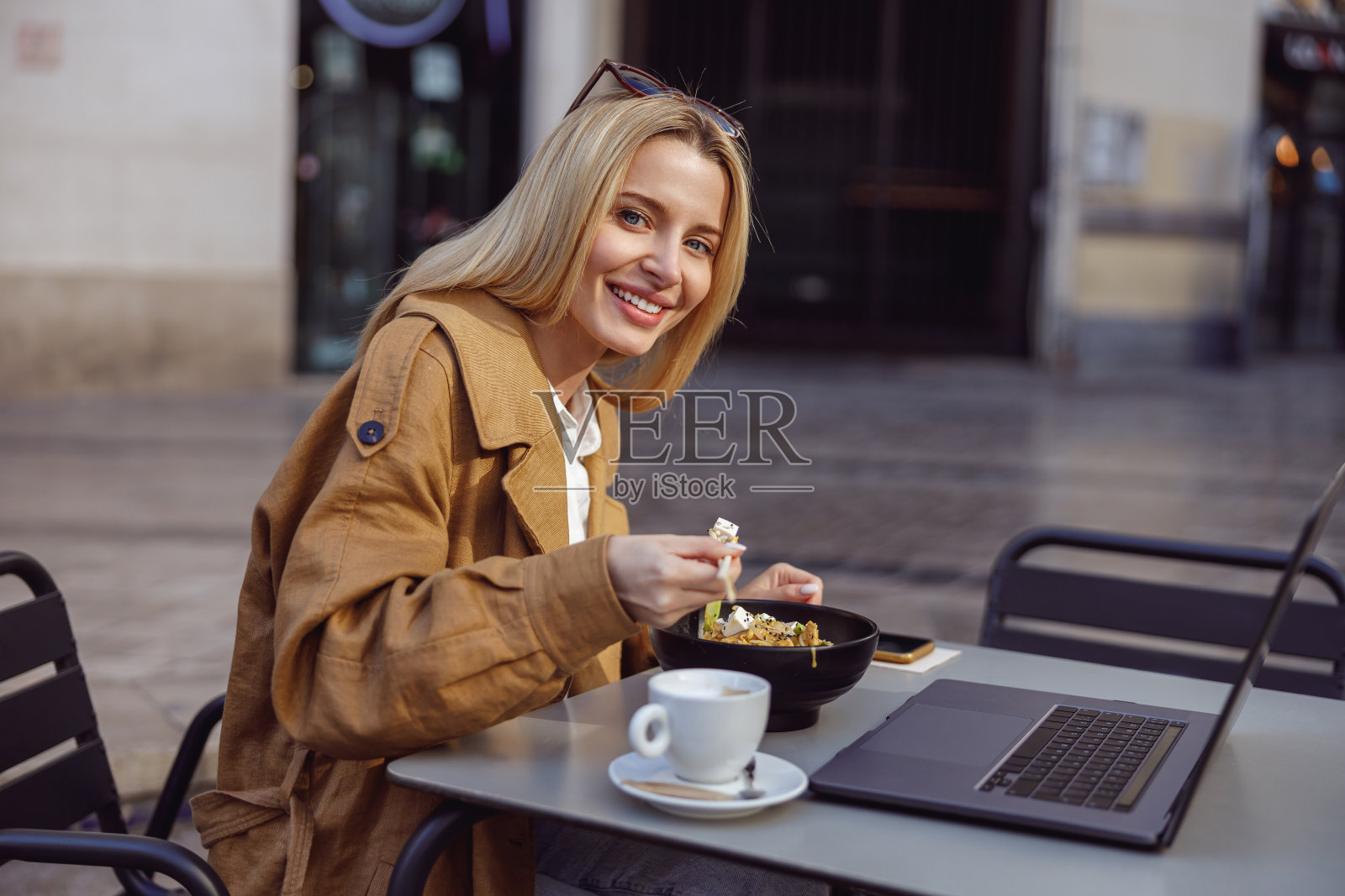 快乐的女士享受在户外咖啡馆用餐照片摄影图片