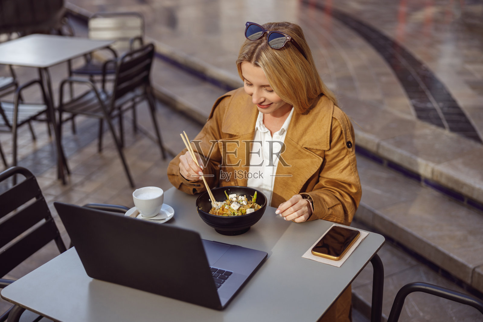 美丽的女人坐在餐桌前吃亚洲食物照片摄影图片
