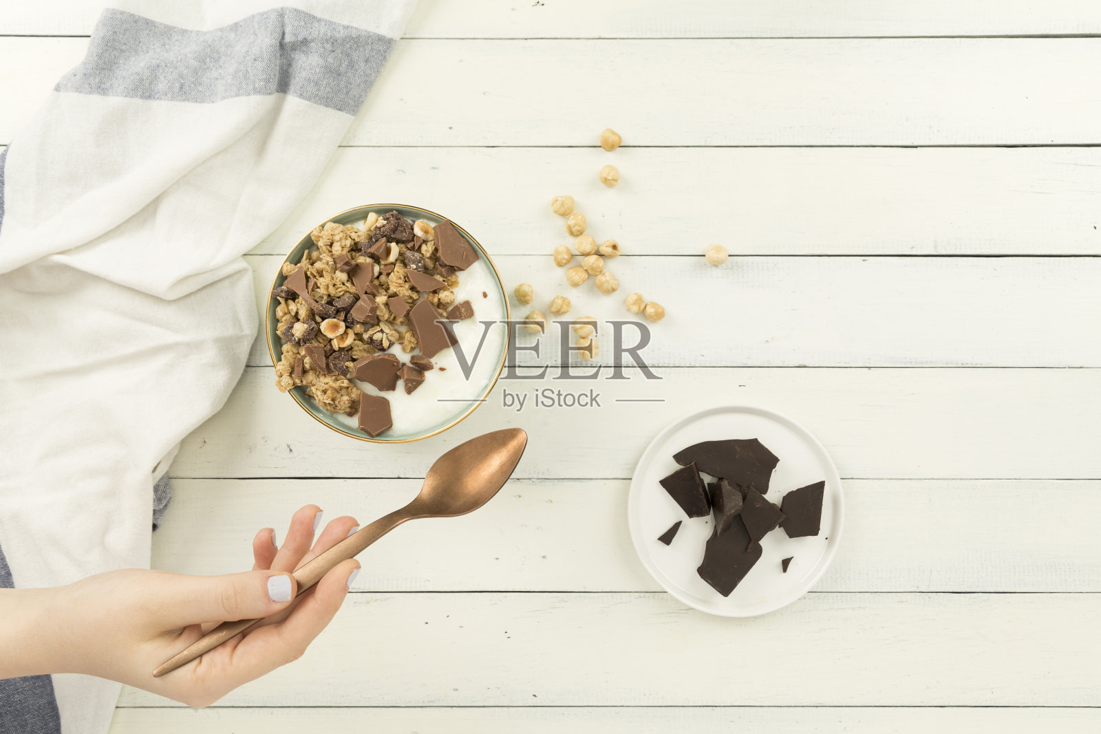 格兰诺拉麦片碗在木制的白色背景照片摄影图片